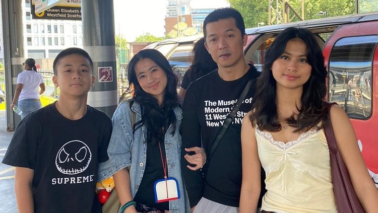Taufik Hidayat dan istri
