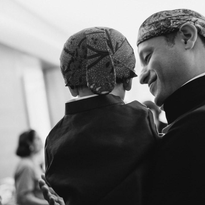 <p>Mantan Menteri Pendidikan, Nadiem Makarim, baru saja menggelar acara tedak siten untuk anak bungsunya yang diketahui bernama Samudra. Acara ini berlangsung tertutup dan jauh dari sorot media, Bunda. (Foto: Instagram @frankamakarim)</p>