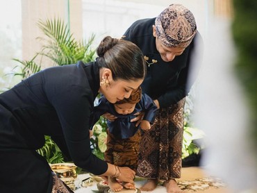 img-title Terpopuler: Tedak Siten Anak Nadiem Makarim hingga Pesan Roy Marten untuk Gisel