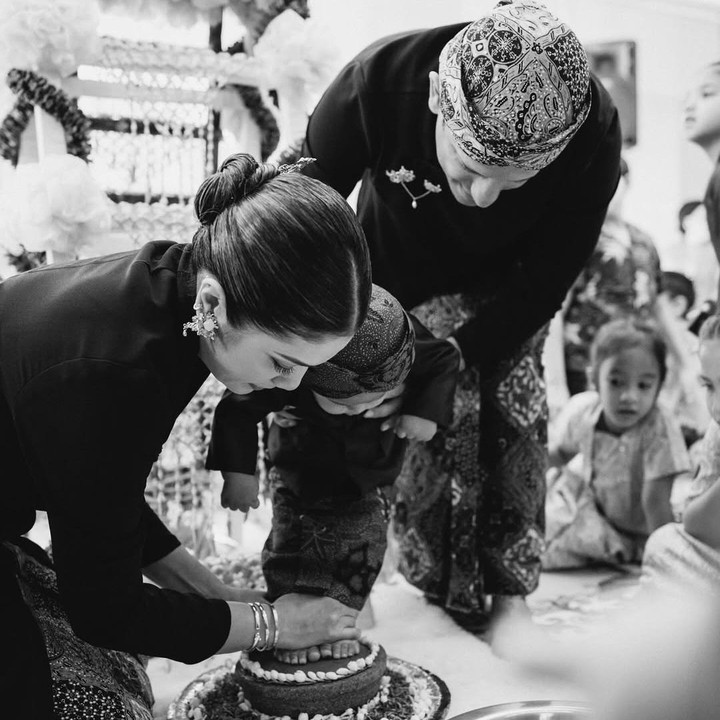 <p>Franka mengungkap bahwa acara tedak siten ini selalu dilakukannya dan sang suami untuk setiap anak mereka. Secara khusus, Franka berharap acara ini bisa meninggalkan dampak yang positif untuk sang putra. "Upacara ini kami langsungkan untuk setiap anak kami, menghormati langkah awal mereka di bumi ini. Kehadiran orang tua, kerabat dekat dan keluarga adalah bentuk doa kami untuk mereka. Begitu indahnya makna dan harapan kita agar setiap anak kita selalu diberikan penguatan dalam jalan hidupnya. Begitu dalam makna adat istiadat kita apabila dihidupi dalam kesehariannya," ungkapnya. (Foto: Instagram @frankamakarim)</p>