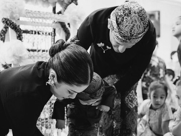 Ini Barang yang Diambil Anak Nadiem Makarim di Acara Tedak Siten