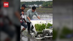 VIDEO: Gibran Pamer Tanam Padi Pakai Alat, Dikritik Karena Jalan Maju