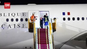 VIDEO: Kala Presiden Prancis Macron Ditoyor Istri Jelang ke RI