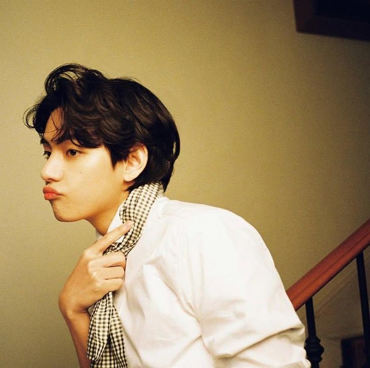 <p>V BTS juga menjadi salah satu artis Korea yang memiliki bentuk telinga yang unik, menambah daya tarik visualnya yang khas dan menawan (Foto: Instagram @thv)</p>