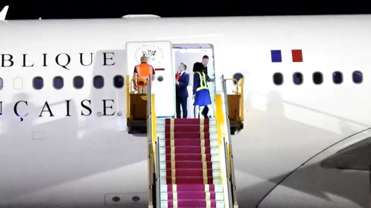 Viral Presiden Prancis Macron Ditoyor Istri Jelang ke RI, Cekcok?