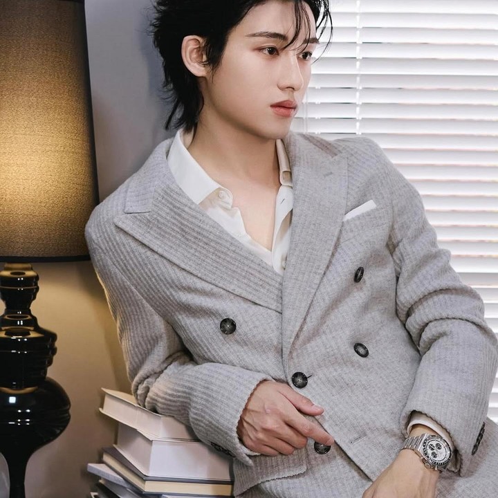 <p>Winwin, anggota grup vokal NCT, juga dikenal memiliki bentuk telinga yang unik dan menyerupai peri. Keunikan ini semakin menambah pesonanya di atas panggung. (Foto: Instagram @wwiinn_7)</p>