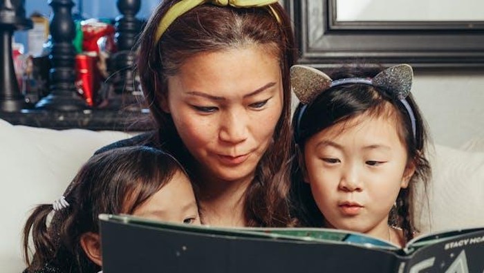 7 Cara Bikin Anak Suka Membaca Sejak Usia Dini