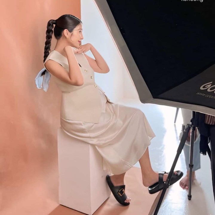<p>Acha Sinaga tengah menjalani kehamilan ketiganya, ia kini sudah memasuki minggu ke 32 alias trimester 3. Melalui akun Instagram, ia menceritakan beragam kondisi yang ia alami. "Update Mamake hamil 32 minggu," tulisnya. Di slide pertama ia menuliskan, energinya sudah kembali normal, sudah kembali semangat bekerja. Namun, memang menjadi lebih terhambat karena ukuran perut yang membesar dan bagian perut bawah yang terasa kencang. Foto: Instagram @achasinaga</p>