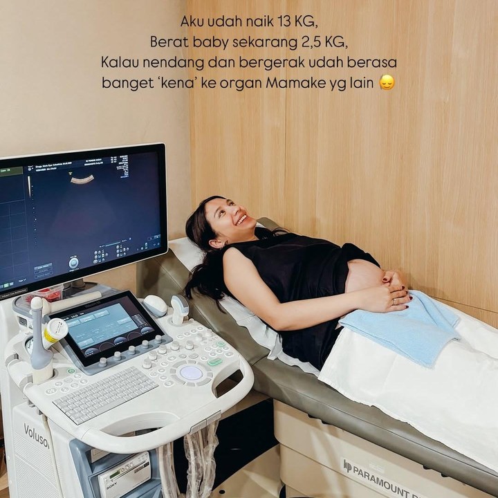 <p>Acha juga mengatakan berat badannya sudah naik 13 kg dan berat janin kini 2,5 kg. "Kalau nendang dan bergerak udah berasa banget ke ke organ Mamake yang lain," tulisnya. Foto: Instagram @achasinaga</p>