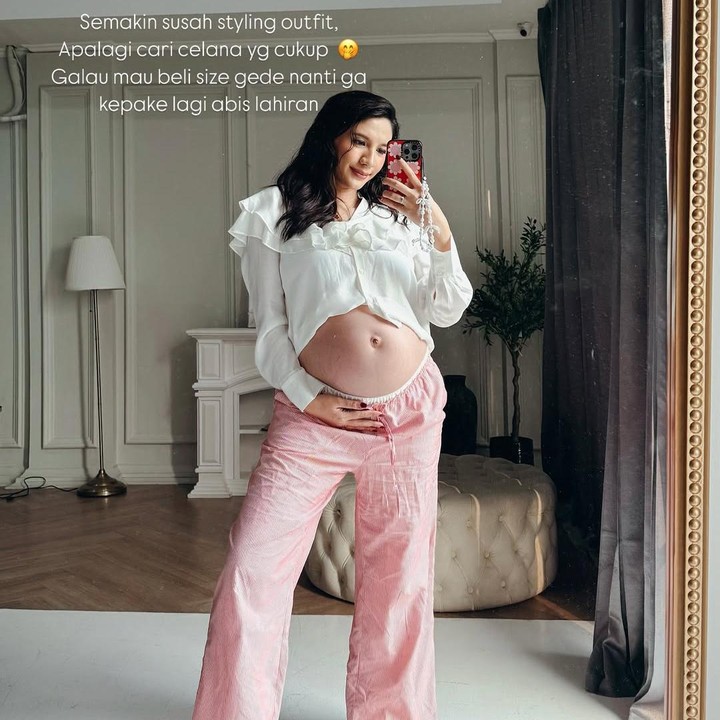 <p>Selain itu, aktris yang dikenal lewat film <em>Aku Ingin Ibu Pulang</em>  itu mengaku sudah sulit mencari padu padan busana yang pas dengan perutnya yang membesar. Apalagi saat membeli celana, ia enggan membeli celana dalam ukuran besar karena tidak akan terpakai lagi setelah melahirkan. Foto: Instagram @achasinaga</p>