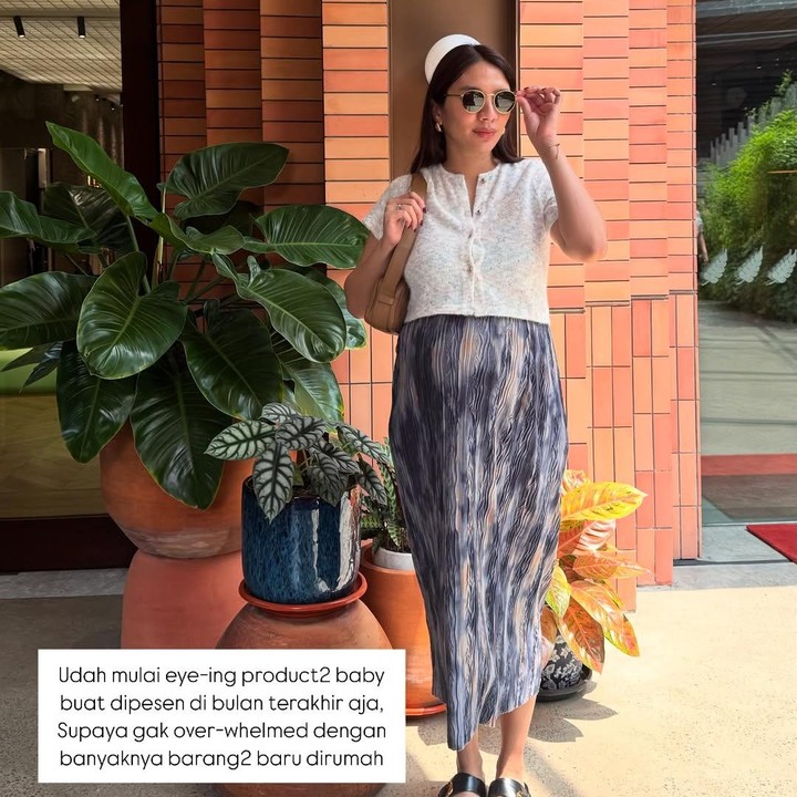 <p>Istri Andy Ambarita yang menikah pada 2017 ini juga sudah mulai hunting barang-barang bayi nih Bunda. Ia mengaku sudah memesan beberapa barang di bulan terakhir agar tidak kewalahan dengan banyak barang baru di rumah. Foto: Instagram @achasinaga</p>