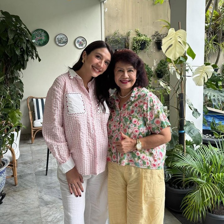 <p>Tak hanya itu, Acha juga memperbanyak interaksi dengan sanak keluarga dan teman karena ia sadar tak akan punya waktu longgar untuk bersosialisasi setelah melahirkan karena akan fokus merawat bayi. Foto: Instagram @achasinaga</p>