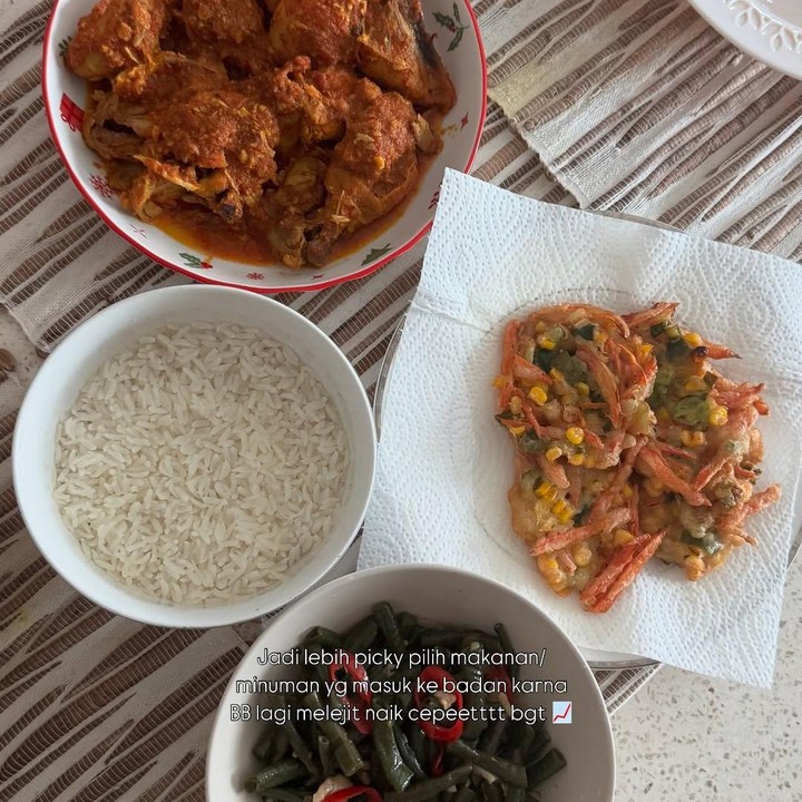 <p>Di trimester akhir ini, Acha juga merasakan kenaikan berat badan yang pesat sehingga ia pun memutuskan untuk menjadi lebih pemilih atau picky eater. Semua itu demi lancarnya proses persalinan nanti. Foto: Instagram @achasinaga</p>