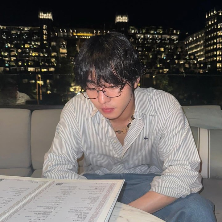 <p>Aktor yang akan menggelar fanmeeting di Indonesia pada 23 Agustus 2025 tersebut terlihat menginap di sebuah hotel mewah di Bali. (Foto: Instagram @imhyoseop)</p>