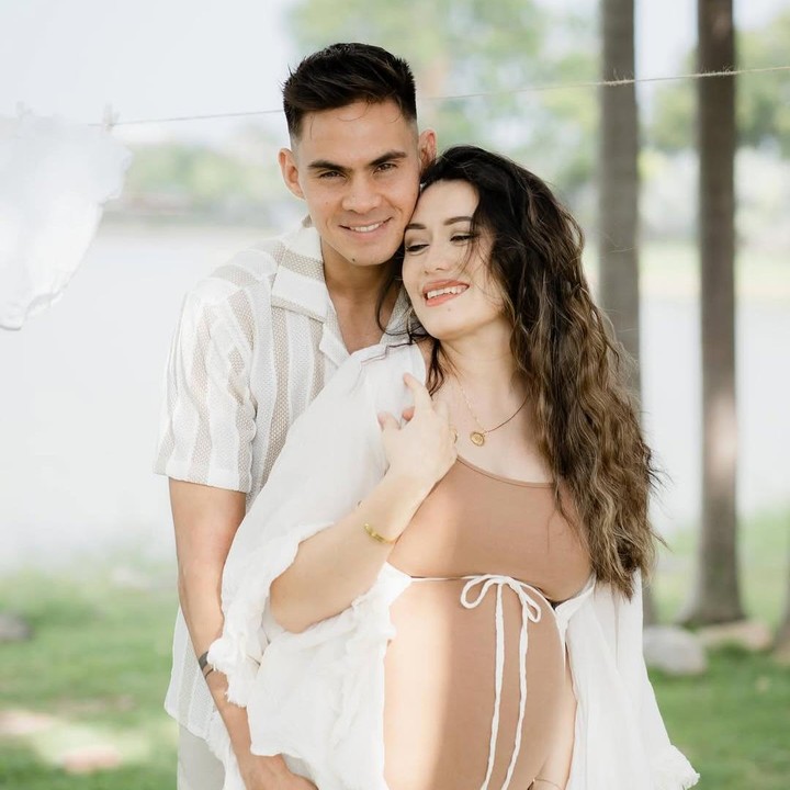 <p>Amanda Gonzales menikah dengan pesepak bola asal Filipina Christian Rontini pada Oktober 2023. Sang Bunda Eva Gonzales mengungkap keduanya bertemu saat makan malam para pemain bola, termasuk sang Ayah Cristian Gonzales. Foto: Instagram @gonzalesamanda10</p>