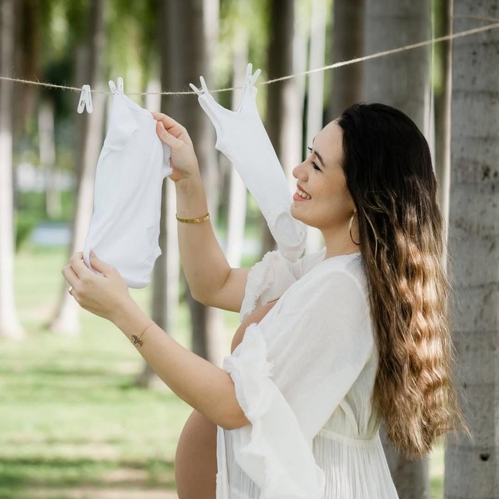 <p>Baik Amanda maupun Critian terlihat sangat bahagia dan menikmati masa-masa menanti kelahirran Si Kecil. Terlihat dalam sesi maternity shoot keduanya berpose mencuci baju bayi yang menggambarkan ketidaksabaran mereka untuk segera memeluk Si Kecil yang akan lahir ke dunia. Foto: Instagram @gonzalesamanda10</p>