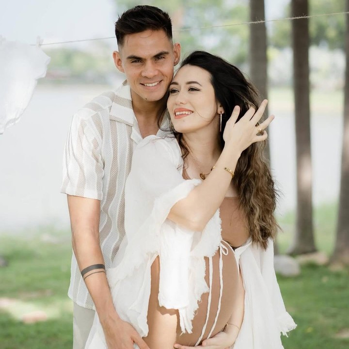 <p>Sebelum ini, keduanya juga sempat menggelar gender reveal yang unik di lapangan sepak bola. Ternyata, Amanda tengah hamil anak perempuan! Baik Amanda dan Christian tampak begitu bahagia dan siap menyambut bayi perempuan yang cantik. Foto: Instagram @gonzalesamanda10</p>