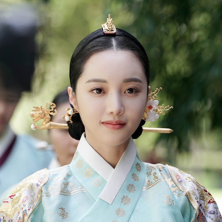 <p>Karakter Ratu Park dalam drama Korea The Haunted Palace sukses mencuri perhatian. Ratu Park digambarkan sebagai istri dan bunda yang lemah lembut. (Foto: Instagram @simstory_official)</p>