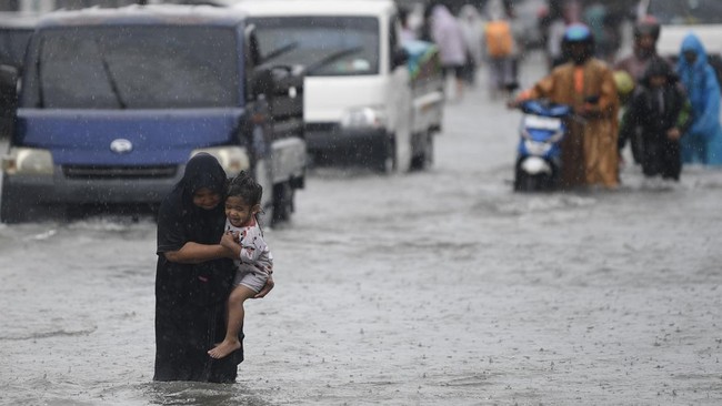 Hujan dengan intensitas tinggi diprediksi masih akan mengguyur sejumlah wilayah Indonesia hingga 12 Juli 2025.