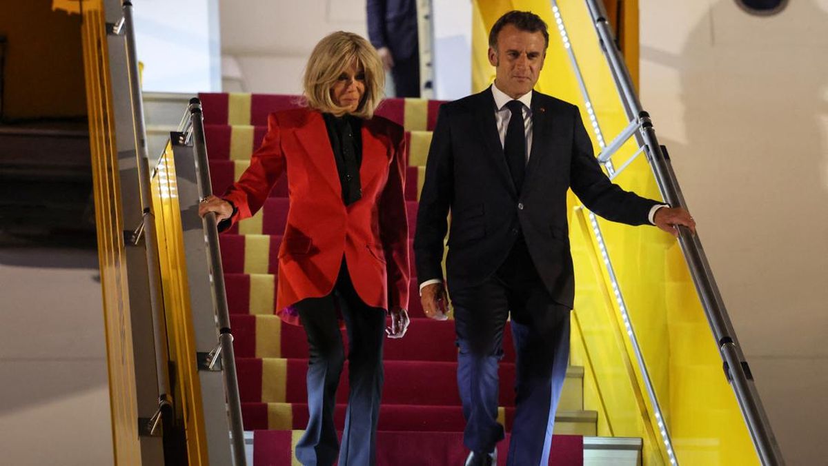 Macron Usai Ditoyor Istri dalam Pesawat: Cuma Bercanda