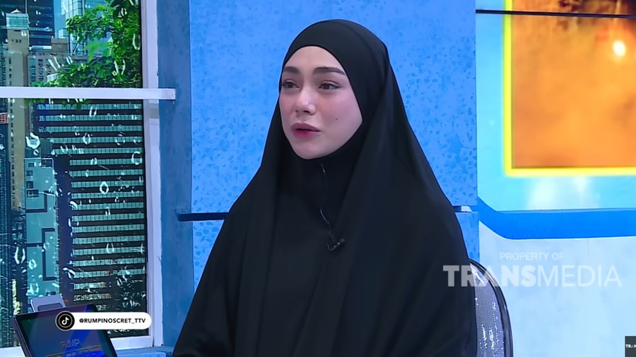 Celine Evangelista mengungkapkan perjalanan hijrahnya. Celine Evangelista mengungkapkan perjalanan hijrahnya.