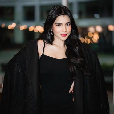 Mendadak Pamer Cincin di Jari Manis, Davina Karamoy Dilamar?