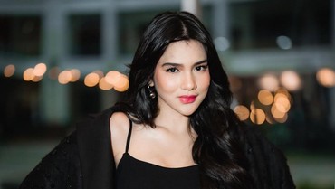 img-title Mendadak Pamer Cincin di Jari Manis, Davina Karamoy Dilamar?