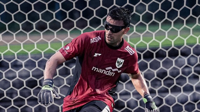 Emil Latihan Pakai Kacamata, Bukan Buat Gaya Emil Audero terlihat mengenakan kacamata dalam sesi latihan Timnas Indonesia. Makin terlihat sporty, tapi bukan untuk alasan gaya.