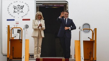 Macron Toži Vplivneža Zaradi Obtožb o Spolu Njegove Žene