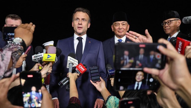 Macron Tiba di Jakarta, Langsung Puji Indonesia Presiden Prancis Emmanuel Macron mengaku senang bisa kembali mengunjungi Indonesia pada 27 Mei, setelah KTT G20 di Bali.