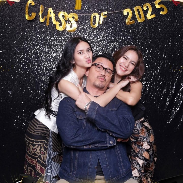 <p>Risma juga menuliskan caption manis di hari kelulusan Leya. Perempuan 40 tahun ini mengaku bangga dengan pencapaian putri semata wayangnya. "Selamat wisuda untuk anak kami yang telah tumbuh menjadi putri cantik @harleyavaprincy .. Kamu selalu membuat kami bangga.. kami tahu kamu punya potensi, kami tahu kamu akan mencapai sesuatu yang besar! Teruslah bersinar!! Kami mencintaimu HARLEYAVA PRINCY!!!" ungkapnya. (Foto: Instagram @neng_risma/ @kangferrymaryadi)</p>