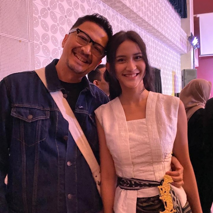 <p>Ferry mengaku masih belum percaya anaknya Leya sudah lulus SMA. "Perasaan baru kemarin dibisikin adzan,gantiin popok, sekarang lulus SMA, trus nanti.. aaaaargh sudahlah," tulis Ferry dalam unggahannya. Saat ini, usia Leya sudah menginjak 18 tahun. Leya juga diketahui mengikuti jejak orang tuanya terjun ke dunia akting. Baru-baru ini, Leya dipercaya memerankan karakter Cinta dalam film <em>remake</em> <em>Ada Apa dengan Cinta (AADC)</em> yang berjudul <em>Rangga & Cinta</em>. (Foto: Instagram @neng_risma/ @kangferrymaryadi)</p>