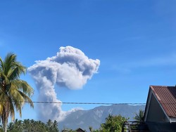 Marapi Erupsi Setinggi 1.100 Meter, Hujan Abu Landa 2 Kabupaten
