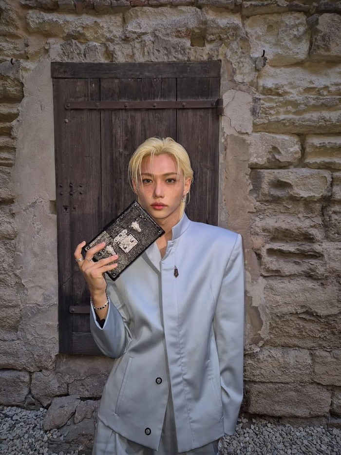 Hadir dalam balutan Louis Vuitton serba powder blue serta rambut icy blonde, gaya Felix Stray Kids sontak membuat seluruh perhatian terpusat padanya. Setuju kan kalau pesona sang rapper juga semakin terpancar?/ Foto: instagram.com/yong.lixx