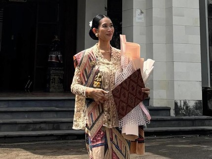 5 Potret Happy Salma Wisuda S1 Filsafat Hindu di Usia 45 Th, Dapat Ucapan Romantis dari Suami