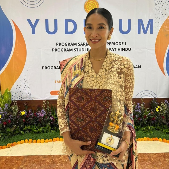 <p>Momen wisuda itu dibagikan langsung oleh Happy melalui beberapa foto yang diunggah di akun Instagram pribadinya. Ia tampil menawan mengenakan kebaya berwarna krem yang dilengkapi dengan baik batik. (Foto: Instagram@happysalma)</p>