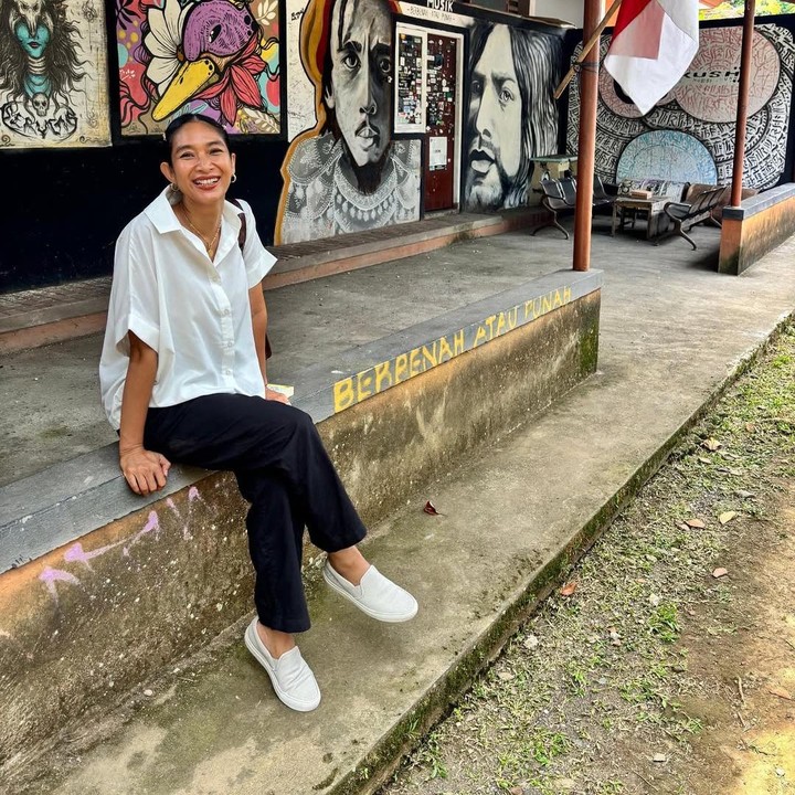 <p>Meski kini telah sukses menjadi aktris ternama, Happy Salma tak melupakan betapa pentingnya mengejar pendidikan. Hal itu ia buktikan dengan menyelesaikan program sarjana (S1) Filsafat Hindu di usia 45 tahun. (Foto: Instagram@happysalma)</p>