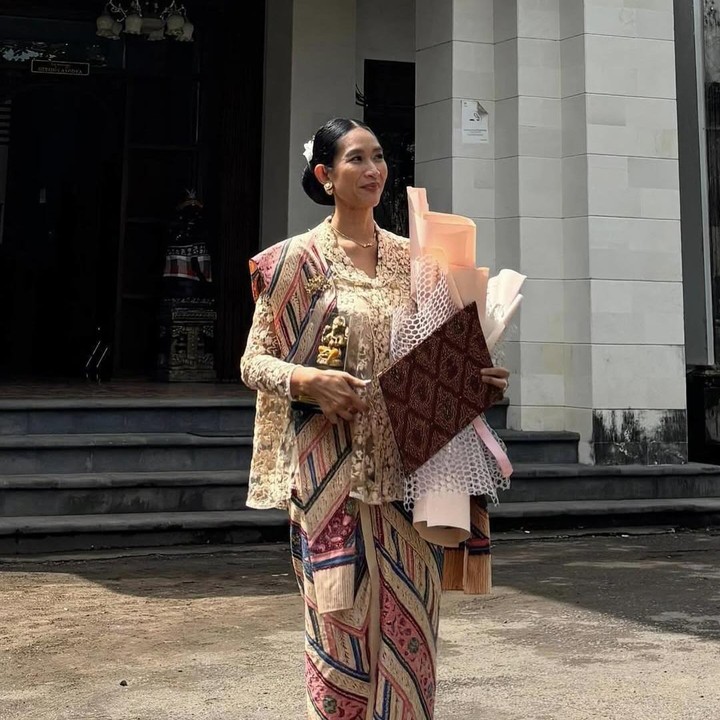 <p>Tak hanya itu, beberapa teman dekatnya pun ikut bahagia melihat pencapaian Happy di usianya yang kini tak lagi muda. Salah satunya adalah Franka Makarim yang mengunggah foto Happy dilengkapi <em>caption</em> menyentuh. “Bangga sekali karena kamu terus memberikan contoh bahwa belajar tidak pernah putus. Bahwa mengembangkan diri adalah bagian dari <em>self-love.</em> Bahwa memberikan ini kepada <em>the 18-yo-Happy</em> adalah kado terbaik untukmu,” ungkapnya, dikutip dari laman Instagram<em>@frankamakarim</em> (Foto: Instagram@frankamakarim)</p>