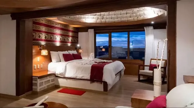 Di Bolivia, ada hotel yang hampir seluruh bangunannya terbuat dari garam, termasuk dinding dan furniturnya. Hotel ini bernama Palacio de Sal di Salar de Uyuni.