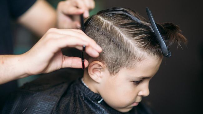 Berikut sejumlah model rambut tipis untuk anak laki-laki yang bisa dijadikan pilihan dengan gaya stylish, formal, hingga sporty.