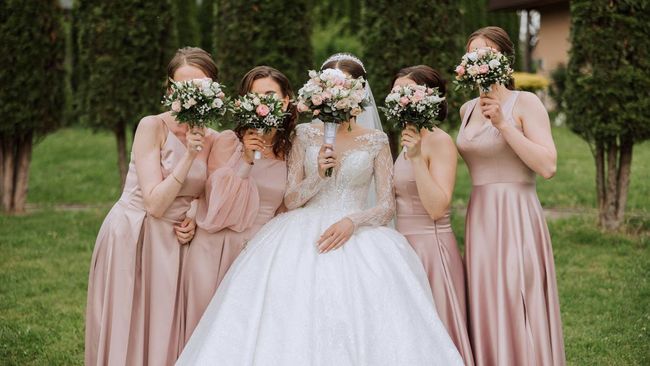 Bridesmaid adalah pendamping pengantin wanita selama persiapan hingga acara pernikahan. Ketahui apa itu bridesmaid, asal-usul, dan tugasnya dalam pernikahan.