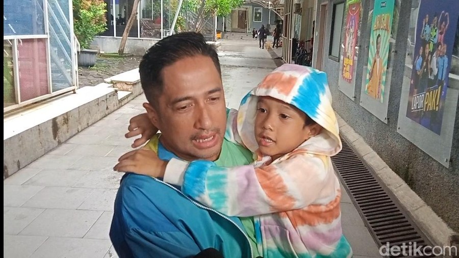 Irfan Hakim dan anaknya saat ditemui di kawasan Jakarta&period;