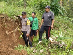 Lereng Bukit Ambles 2 Meter, 100 KK Warga Dawuhan Trenggalek Diungsikan