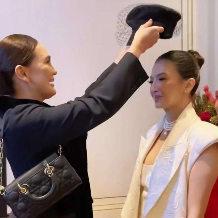 <p>Luna Maya telah resmi menikah dengan Maxime Bouttier pada 7 Mei 2025. Sang aktris yang disebut menjabat sebagai 'Presiden Jomblo Indonesia' itu kini telah menyerahkan jabatannya alias sertijab ke Raline Shah. (Foto: Instagram@lunamaya)</p>