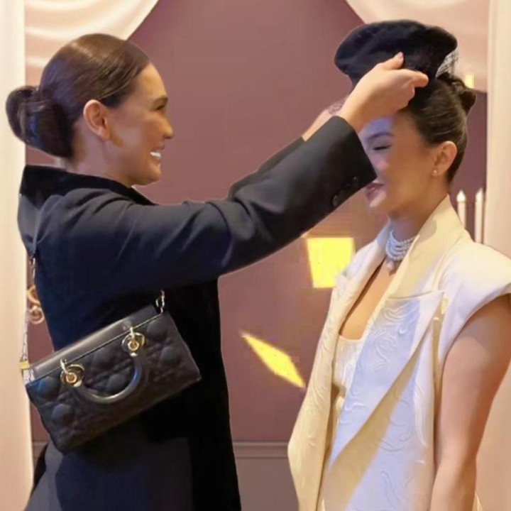 <p>Luna pun memberikan topinya yang dianggap mahkota sebagai simbol resminya penyerahan jabatan itu, Bunda. <em>Postingan</em> itu pun langsung dibanjiri komentar netizen. “Sertijab <em>elite squad</em> dari Luna ke Raline karena ini bukan kesepian, ini inspirasi! Jomblo selalu bersinar,” tulis akun <em>@selliau**.</em> “Jomblo premium,” tulis akun <em>@sabrinasalsabi**.</em> (Foto: Instagram@lunamaya)</p>