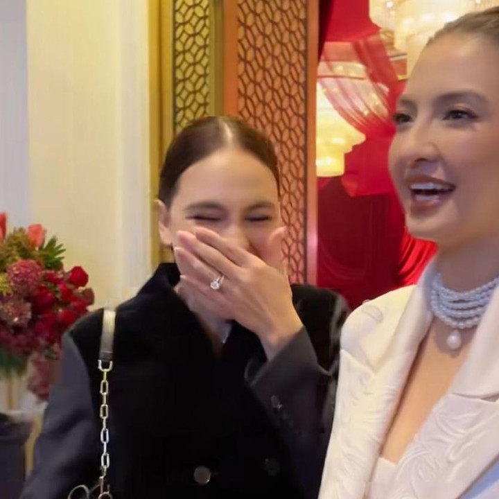 <p>Pada <em>postingan</em> itu, Luna dan Raline terlihat bertemu dalam sebuah acara. Mereka pun saling melemparkan guyonan ketika membahas perihal jabatan ketua jomblo se-Indonesia. “Udahlah gue nobatkan, gue serahkan ke Raline Presiden Jombo Se-Republik Indonesia,” ungkap Luna sembari tertawa. (Foto: Instagram@lunamaya)</p>