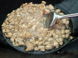 Ini Ciri-ciri Makanan yang Mengandung Minyak Babi