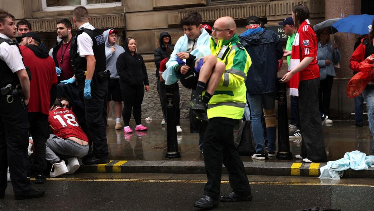 FOTO: Parade Juara Liverpool Diwarnai Insiden Tragis
