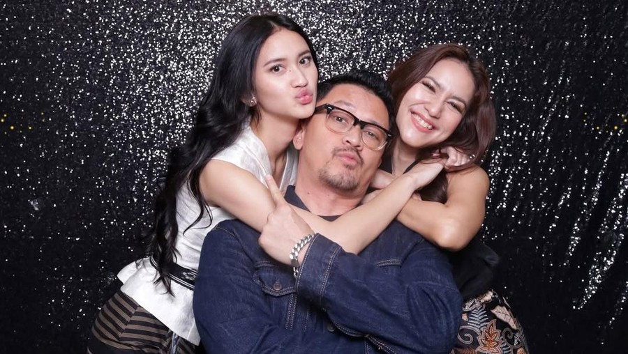 Momen Wisuda Leya&comma; anak Ferry Maryadi dan Risma