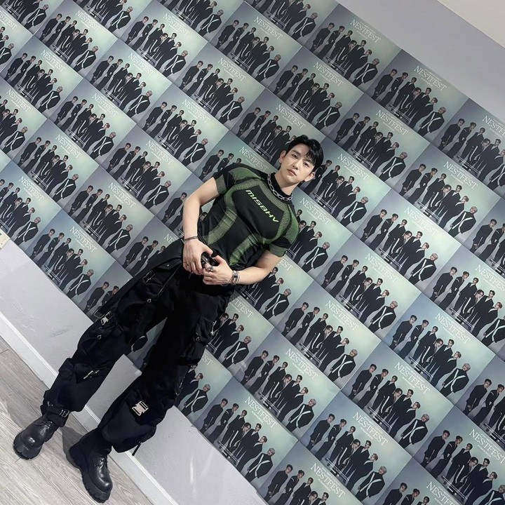 <p>Meski berkarier sebagai aktor, pria berusia 30 tahun ini juga tetap aktif sebagai idol K-Pop bersama member GOT7. (Foto: Instagram @jinyoung_0922jy)</p>